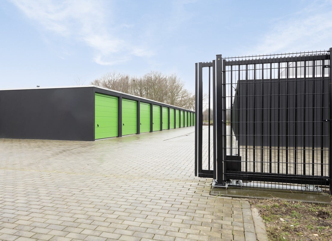 Overzicht van de garageboxen met hekwerk te huur in Enschede.