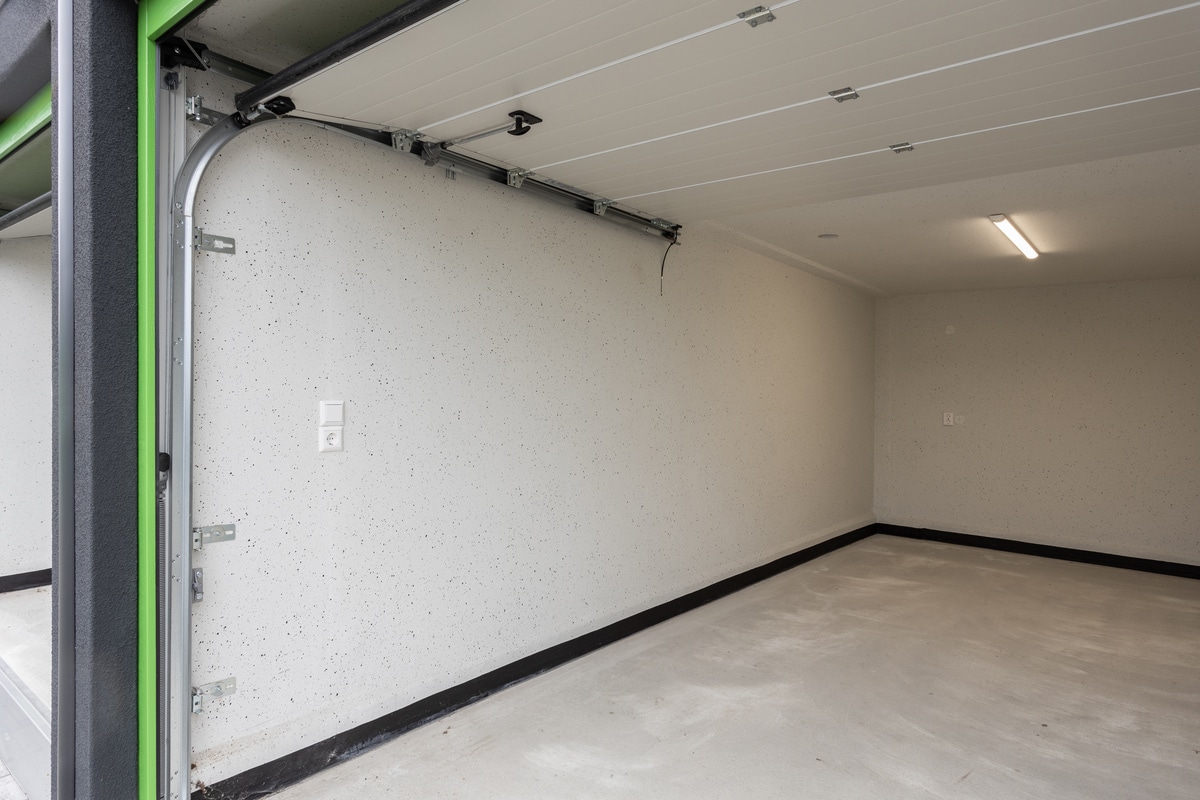 Garagebox met stroom en verlichting te huur in Enschede.