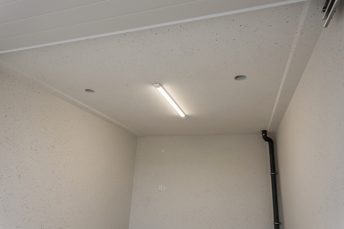 Verlichting in een garagebox in Enschede.