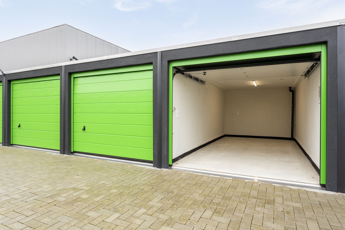 Twee dichte garageboxen en één open garagebox te huur in Enschede.