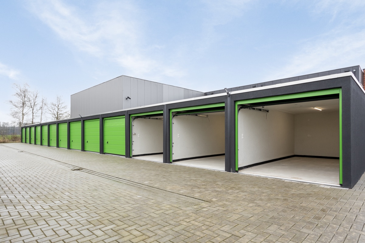 Aantal garageboxen met verlichting te huur in Enschede.
