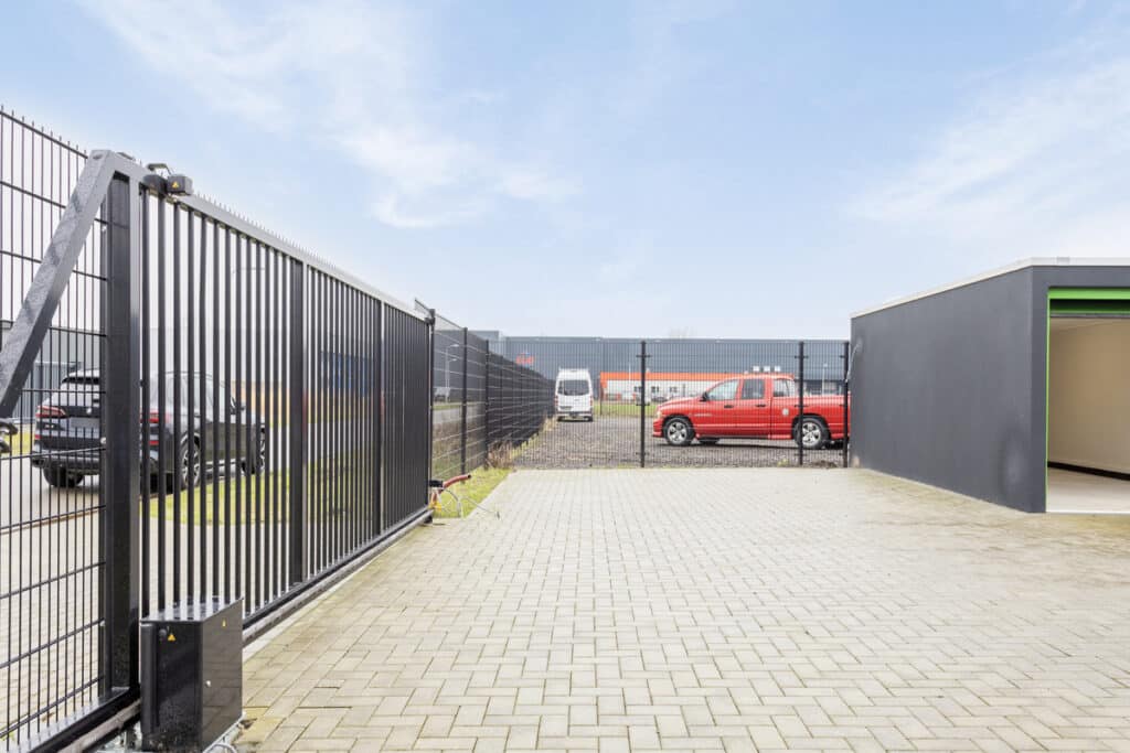 Voorkant van het garagepark met hekwerk in Enschede.