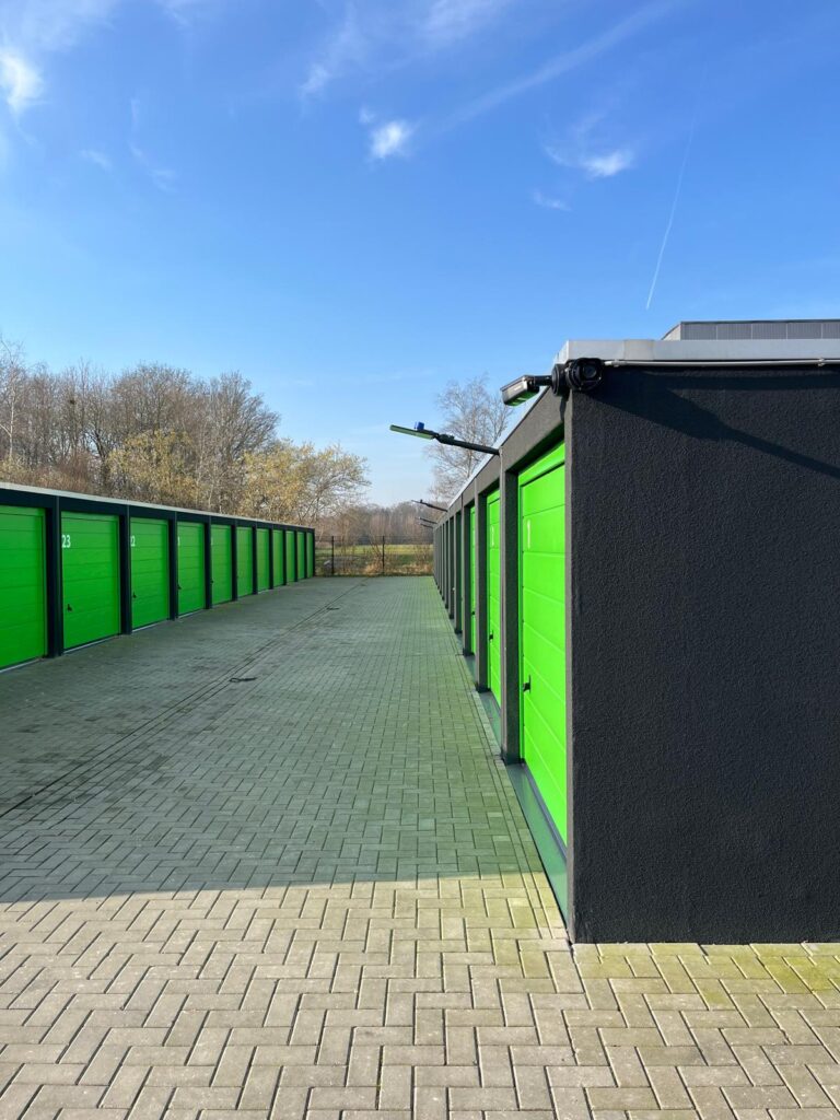 Een park met garageboxen met camerabeveiliging.