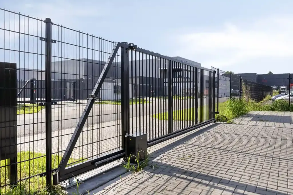 Voorkant van het garagepark met hekwerk in Enschede.