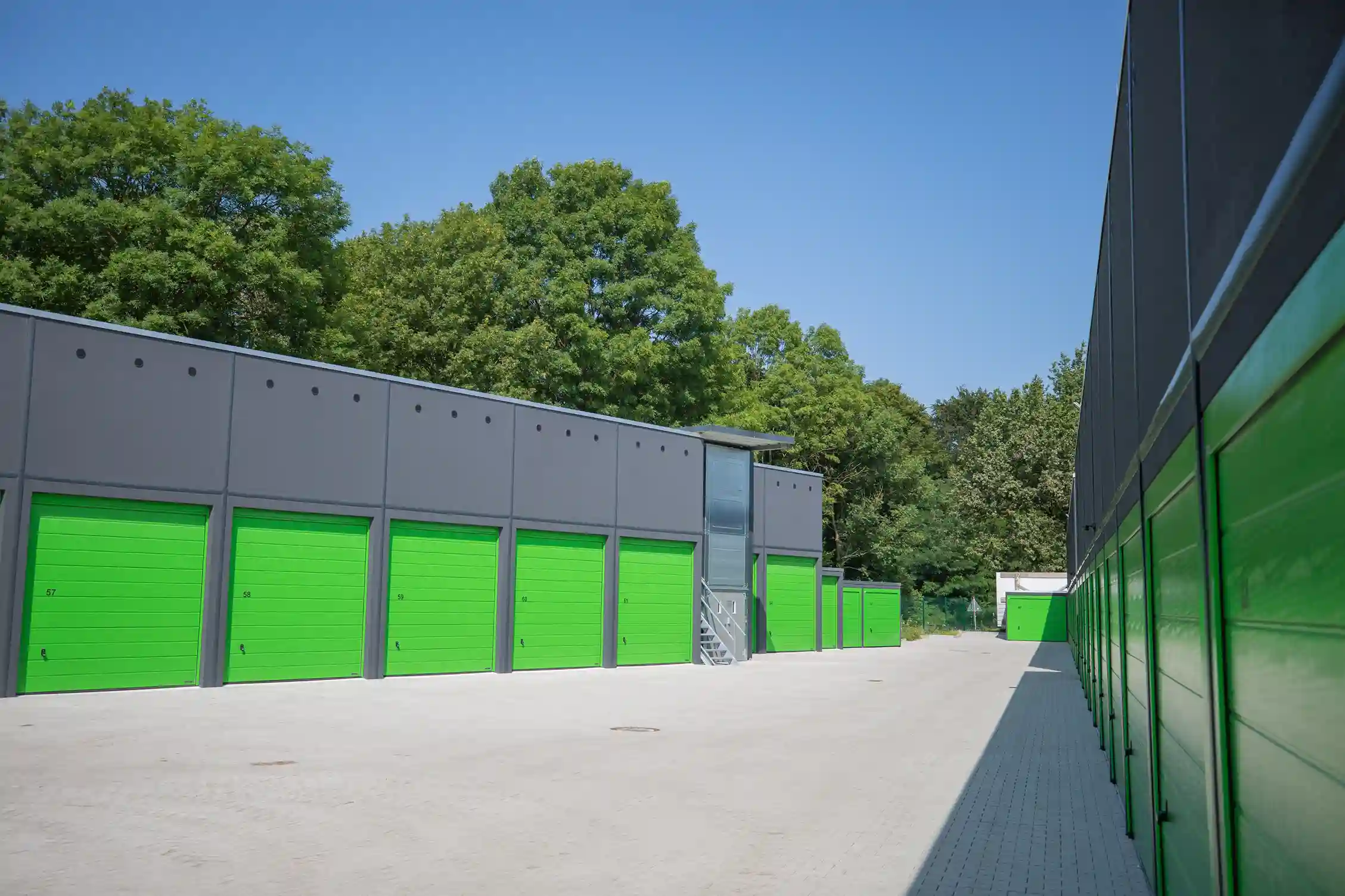 Aantal garageboxen met verlichting te huur in Enschede.