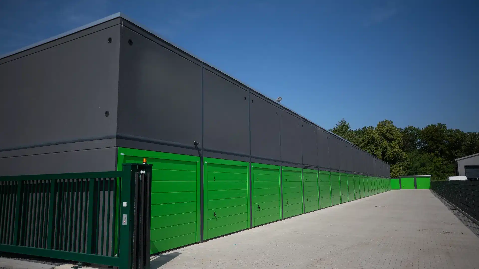 Dozen die opgeslagen zijn in een garagebox.