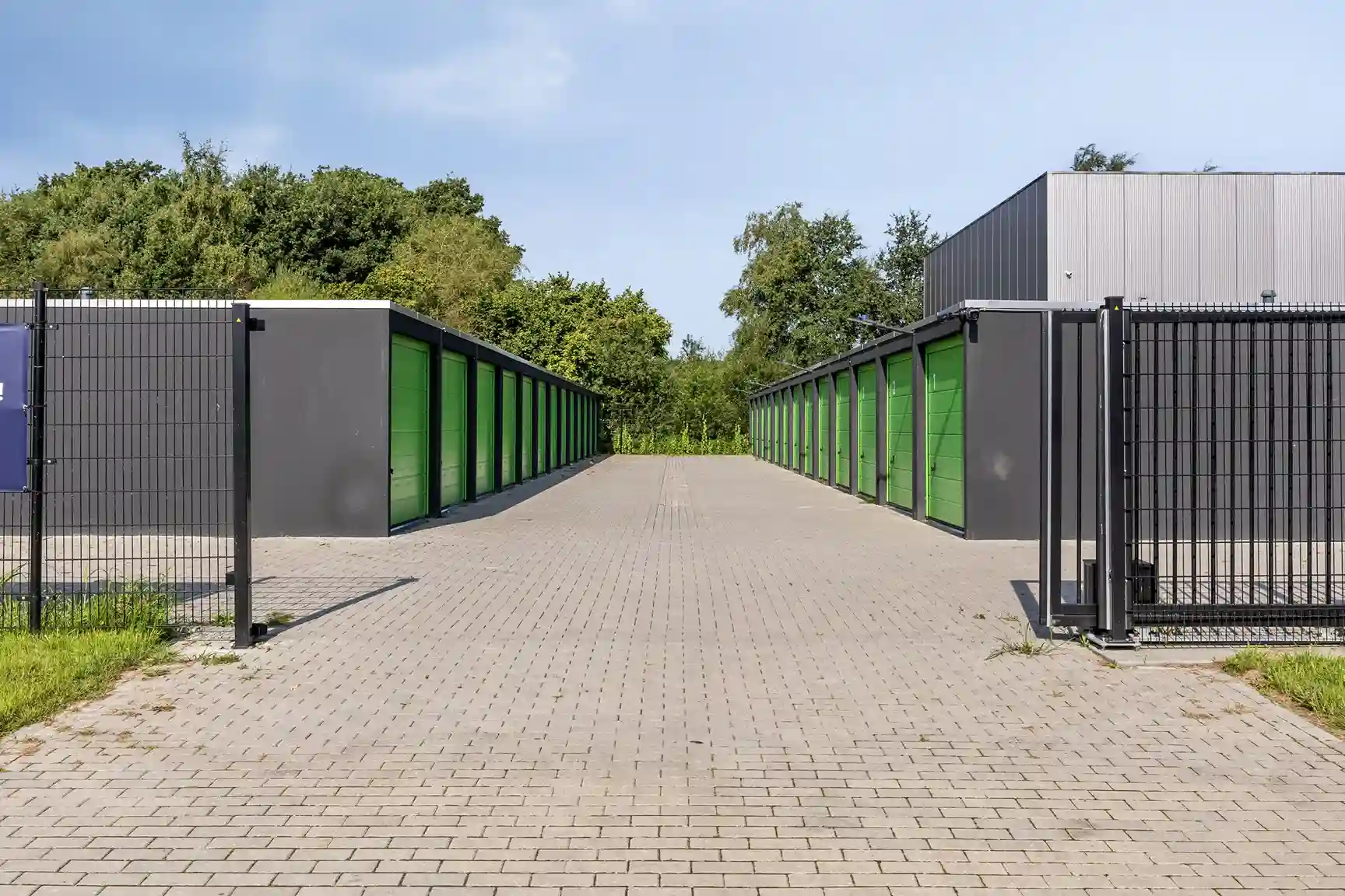 Dozen die opgeslagen zijn in een garagebox.